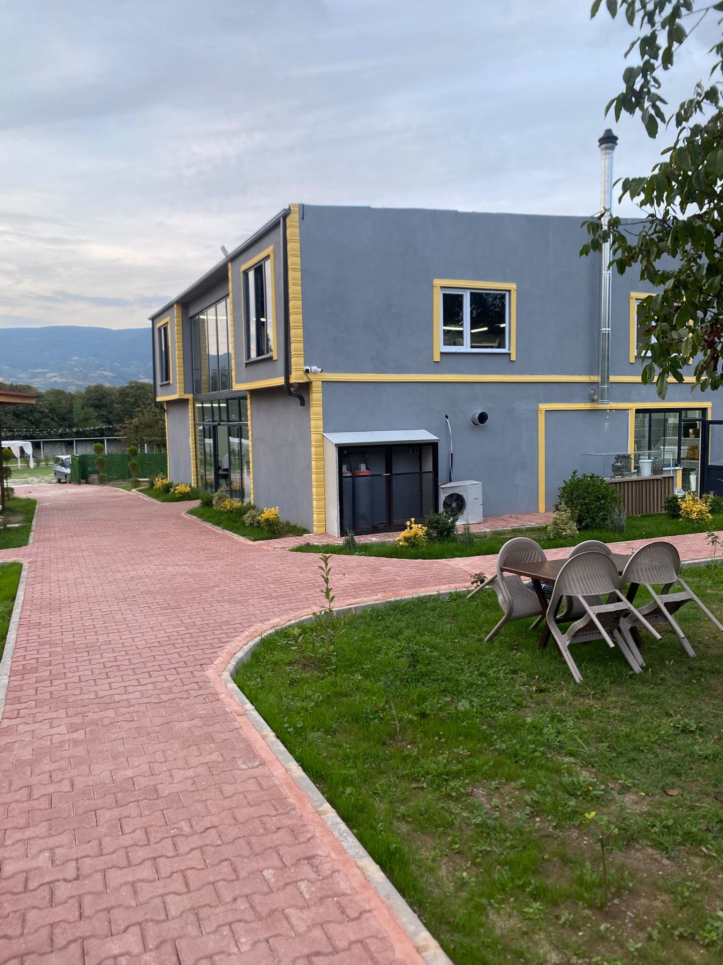 Restoran binası yanında taş yol ve bahçe