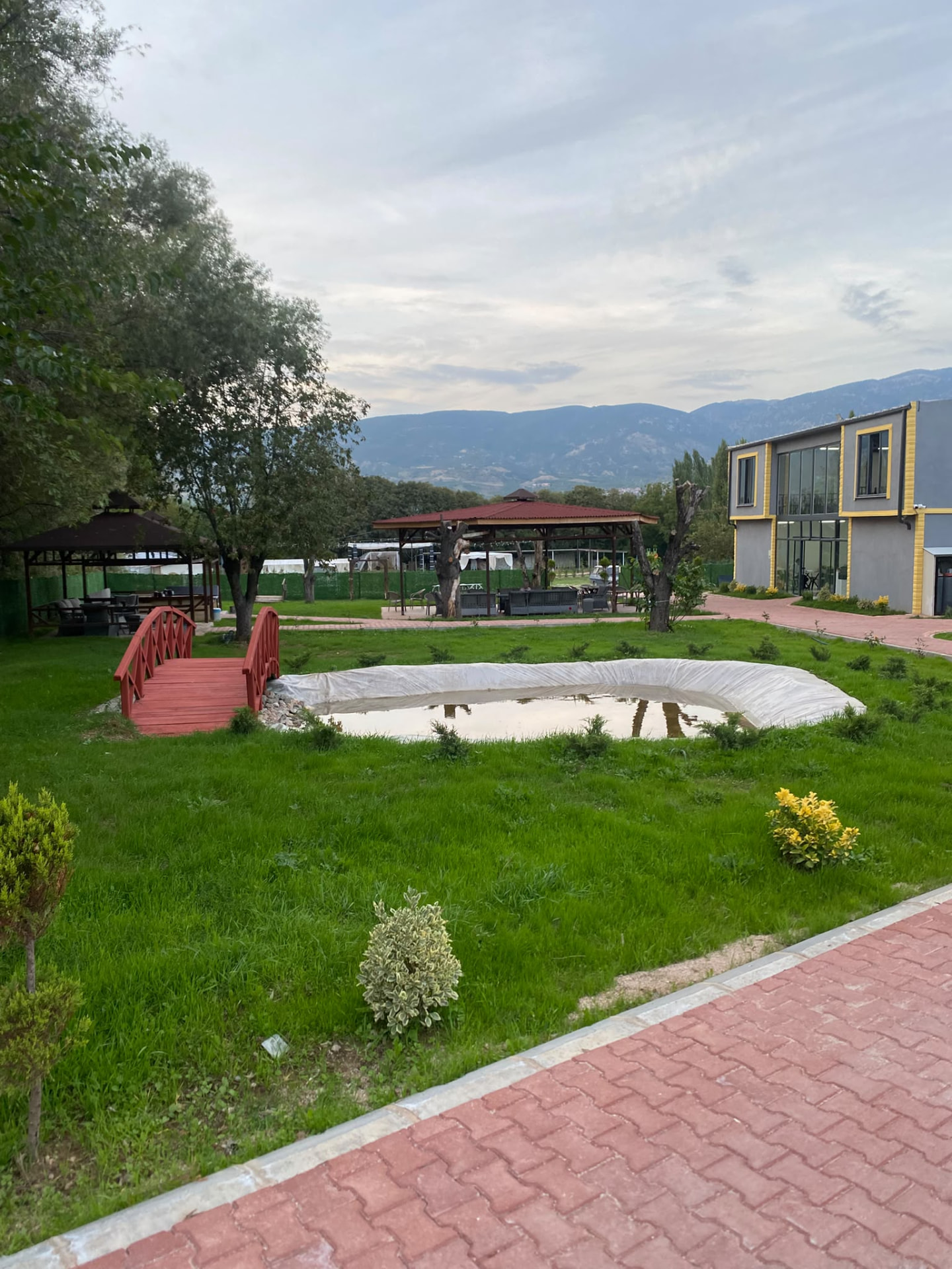 Alvera Cafe Restaurant bahçesi, köprü ve havuz