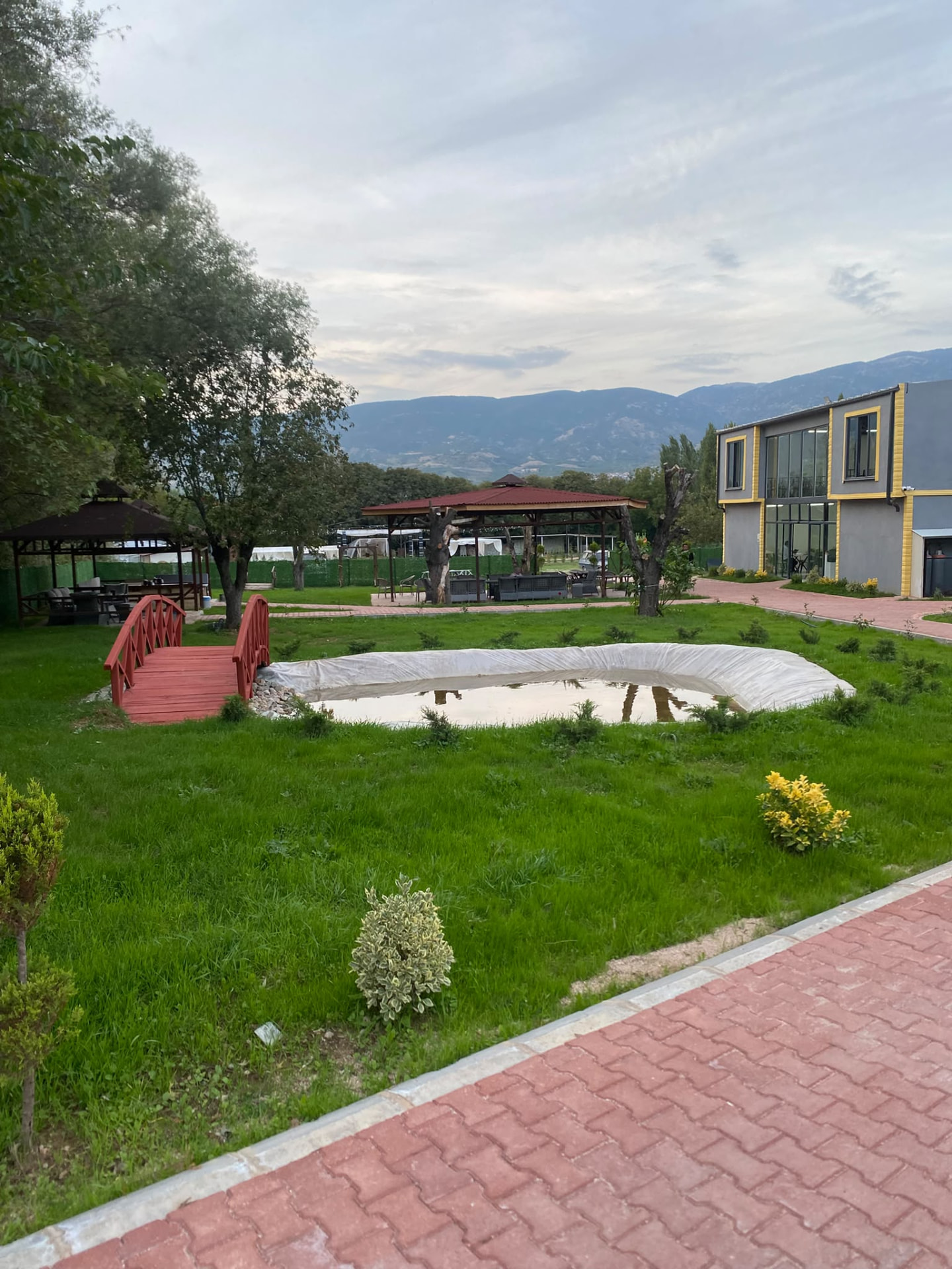Bahçeli işletme kompleksi, köprü ve kamelyalar